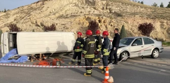 Konya'da minibüs ile otomobil çarpıştı: 1 ölü, 3 yaralı