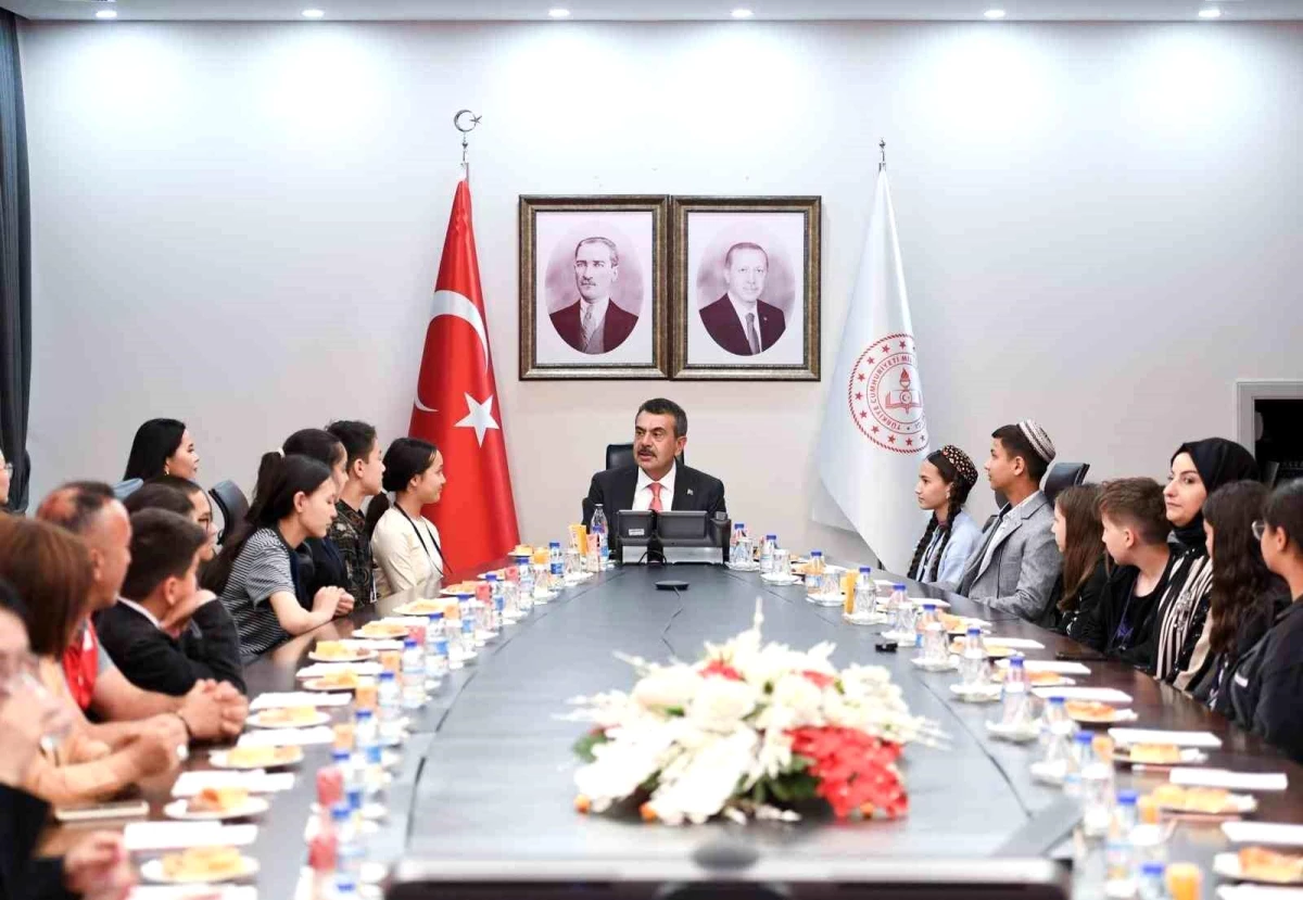 Milli Eğitim Bakanı Türki Cumhuriyetler'den gelen çocukları ağırladı