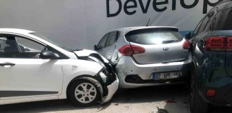 Antalya'da sürücüsünün park etmek isterken kontrolünden çıkan otomobil 3 otomobile çarptı