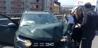 Samsun'da otomobilin ambulansla çarpışması sonucu 3 kişi yaralandı