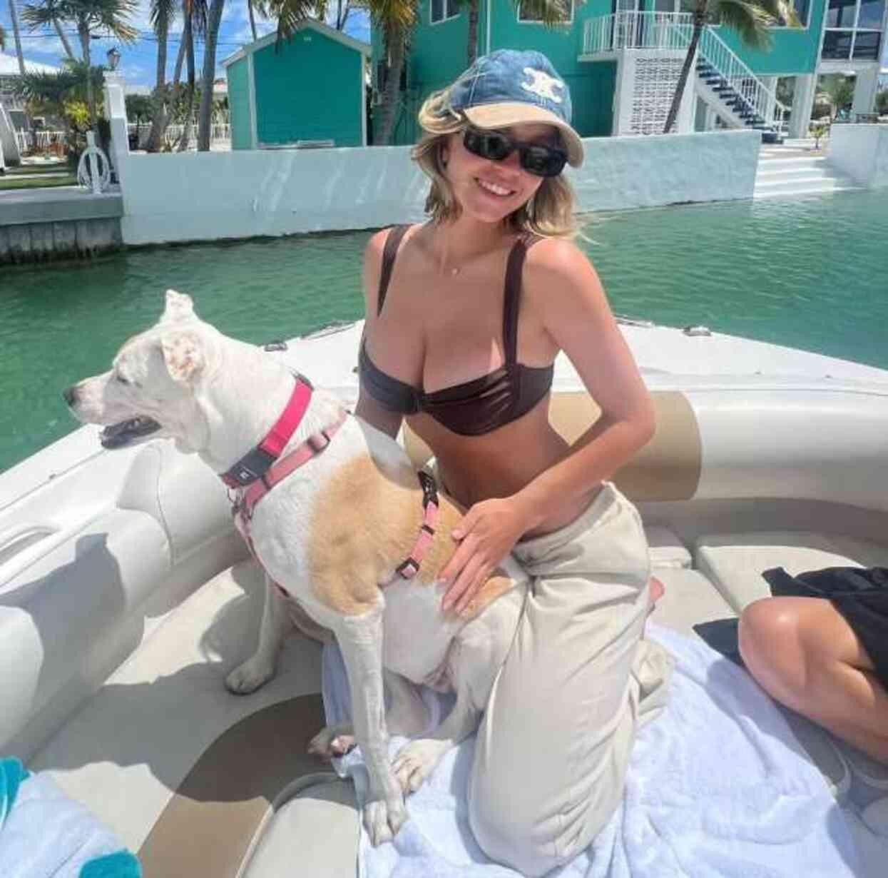 Sydney Sweeney, Meksika tatilinde üzerinde 'Harika göğüslere sahip olduğum için özür dilerim' yazılı tişört ile fotoğraf paylaştı