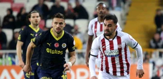 Sivasspor - Fenerbahçe Maçının İlk Yarısı Fenerbahçe'nin 1-0 Üstünlüğüyle Sonuçlandı