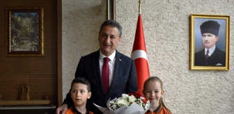 Van ve Bitlis Valileri Öğrencilere Koltuklarını Devretti