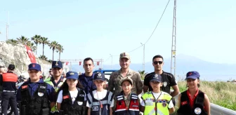 Samandağ'da çocuklar güvenlik güçleriyle denetime çıktı