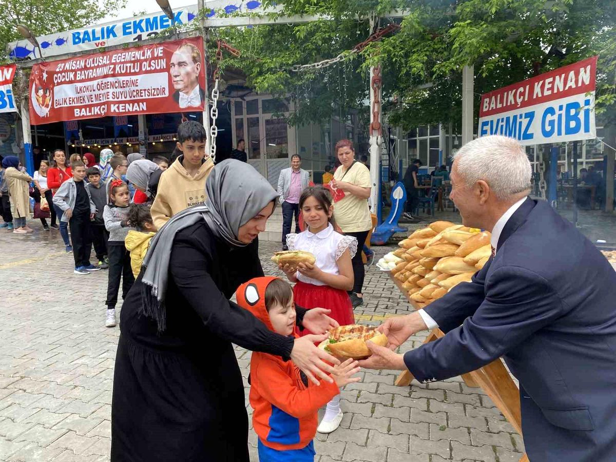 23 Nisan'da Türkiye Deniz Canlıları Müzesi'nde Çocuklara Ücretsiz Balık Ekmek Dağıtıldı