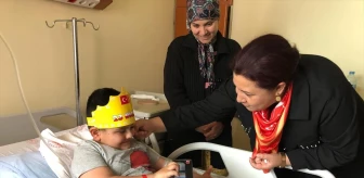 AK Parti Kırşehir İl Başkanı Seher Ünsal, hastanede tedavi gören çocuklara oyuncak hediye etti