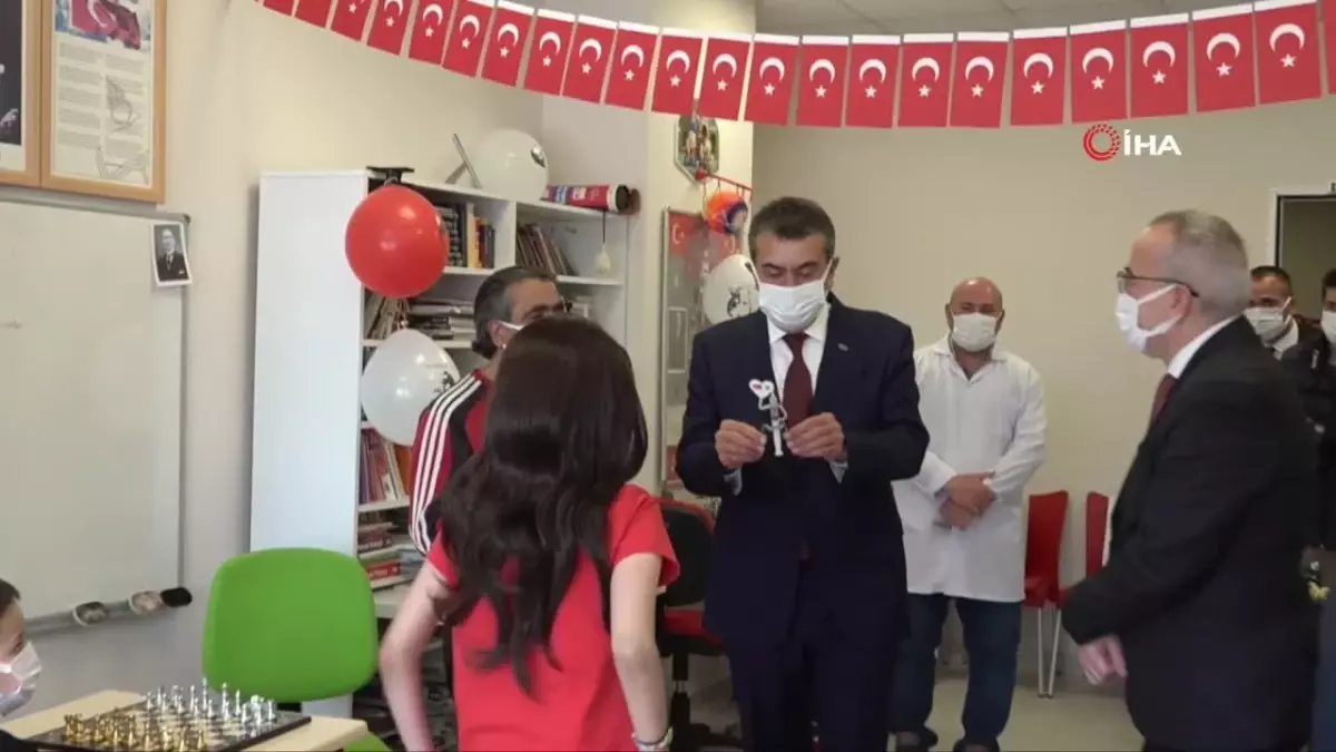 Bakan Tekin, Ankara'da hastane sınıfı ziyaret etti