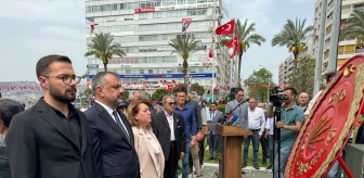 CHP İzmir İl Başkanlığı 23 Nisan'da Atatürk Anıtı'nda çelenk töreni düzenledi