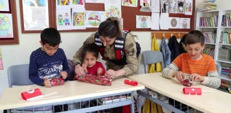 Jandarma ekipleri Derekapı İlkokulu'nda çocuklarla anı dolu bir gün geçirdi
