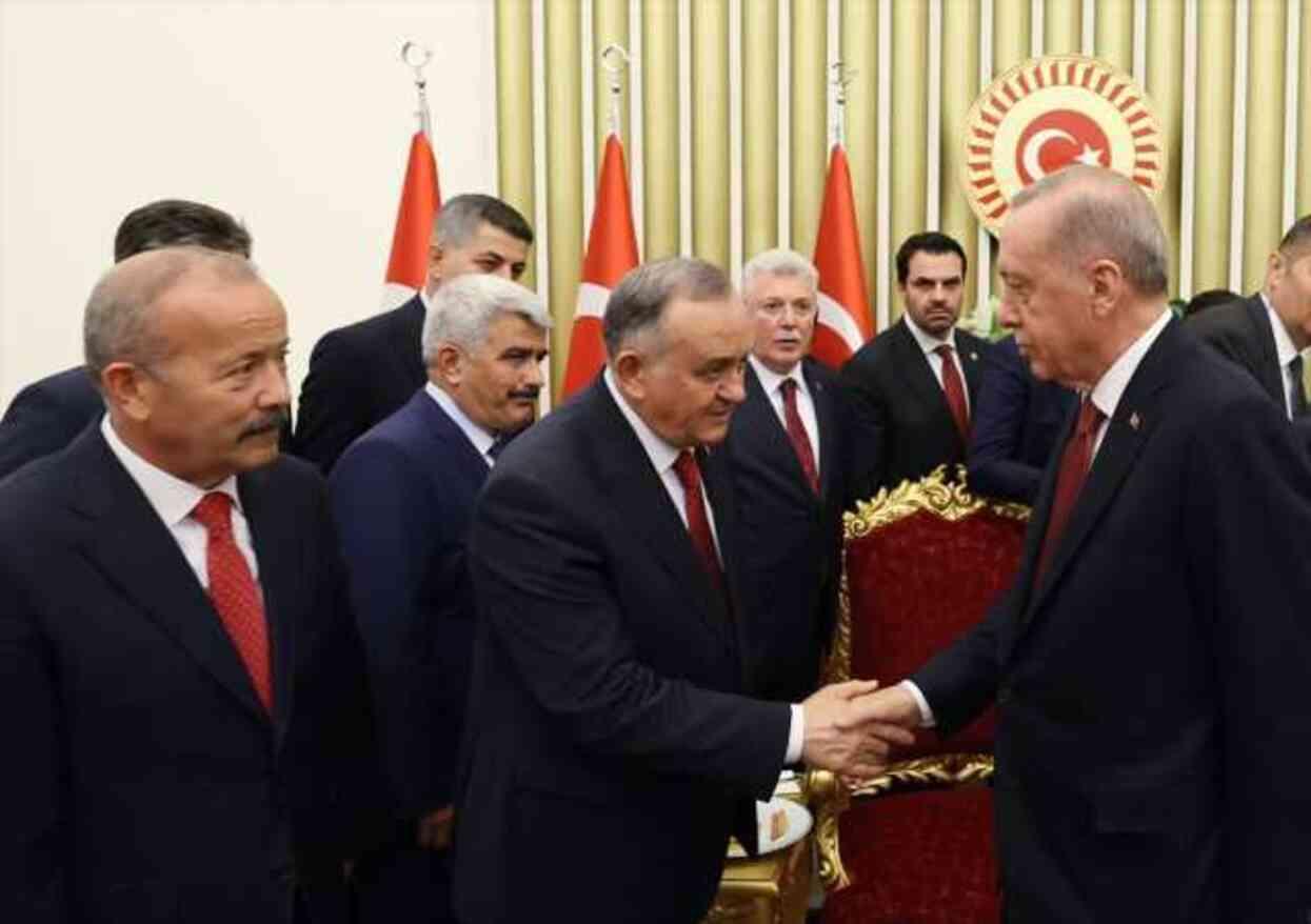 Cumhurbaşkanı Erdoğan, CHP lideri Özel ile TBMM'de kısa bir görüşme gerçekleştirdi: Haftaya bir araya geleceğiz Cumhurbaşkanı Erdoğan, CHP lideri Özel ile TBMM'de kısa bir görüşme gerçekleştirdi: Haftaya bir araya geleceğiz