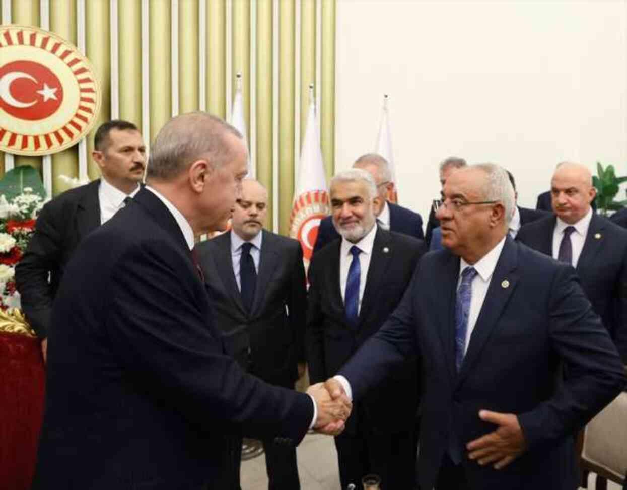 Cumhurbaşkanı Erdoğan, CHP lideri Özel ile TBMM'de kısa bir görüşme gerçekleştirdi: Haftaya bir araya geleceğiz Cumhurbaşkanı Erdoğan, CHP lideri Özel ile TBMM'de kısa bir görüşme gerçekleştirdi: Haftaya bir araya geleceğiz