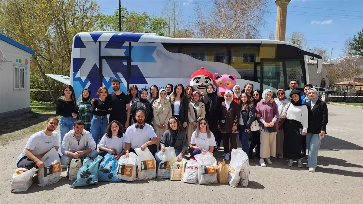 Erzurum Teknik Üniversitesi öğrencileri okullarda kütüphane kuruyor