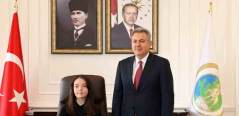 İzmir Valisi, 23 Nisan'da makamını 10 yaşındaki bir çocuğa teslim etti