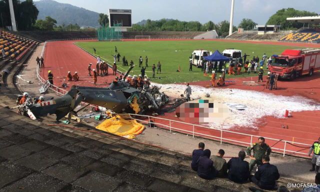 Malezya'da 2 askeri helikopter havada çarpıştı: 10 ölü