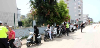 Antalya'da Öğrencilerden Trafik Uygulaması: Motosiklet Sürücülerine Kask Dağıtıldı