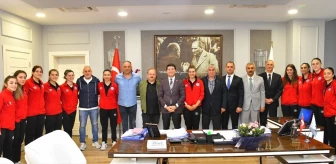 Ortahisar Belediye Başkanı Ahmet Kaya, hentbol takımı ile bir araya geldi