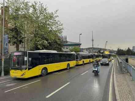 Saatlerdir hizmet veremeyen Üsküdar - Samandıra Metro Hattı'nda metro hattında trenlerin kafa kafaya çarpıştığı ortaya çıktı