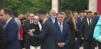TBMM Başkanı Numan Kurtulmuş, Atatürk Anıtı'na çelenk bıraktı