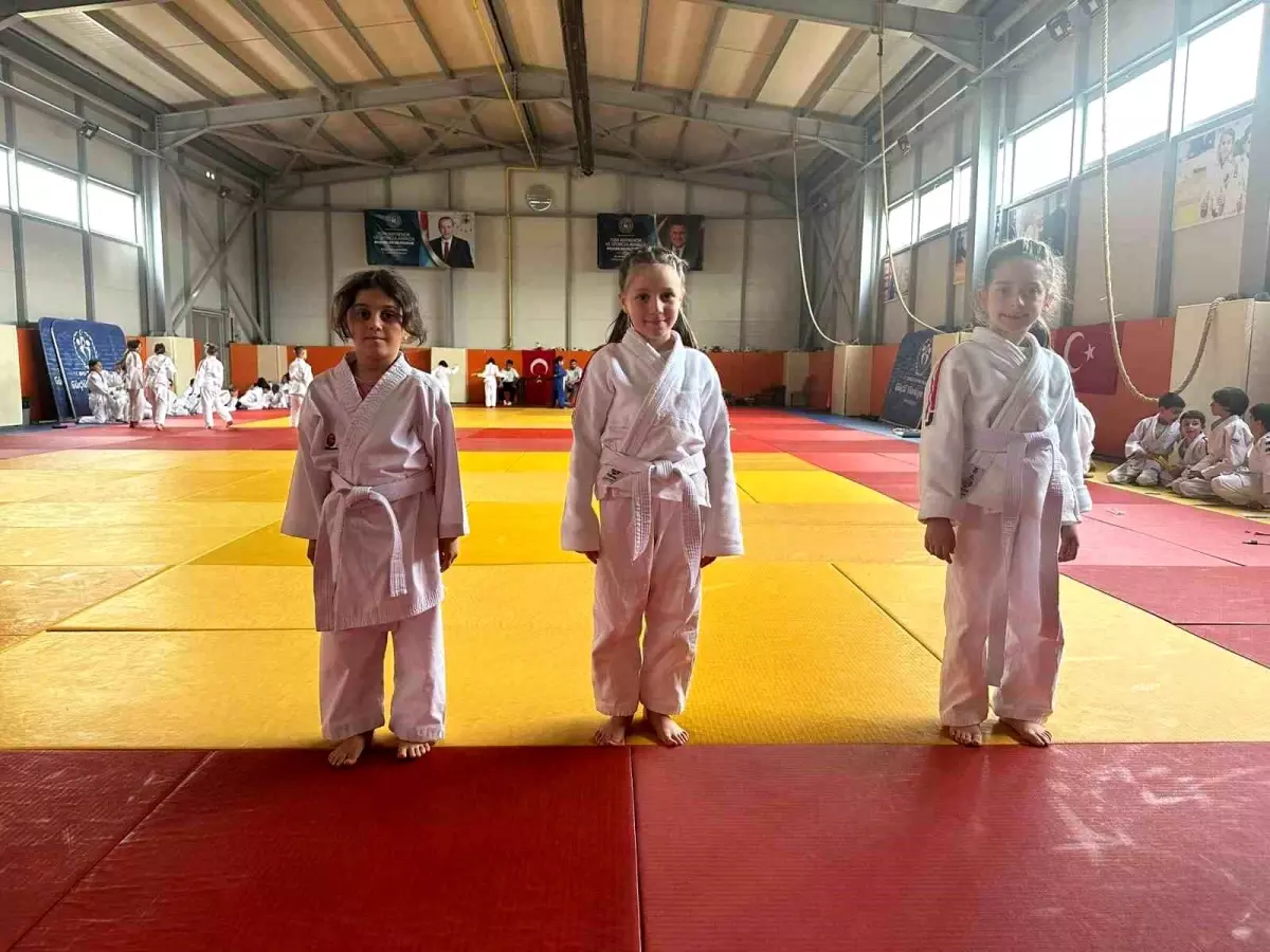 Düzce Gençlik Merkezi'nde 2024 Kuşak Sınavı Gerçekleştirildi