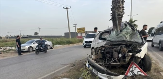 Adana'da otomobil refüje çarptı, sürücü yaralandı