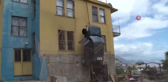 Alanya'da duvara asılı cezalı otomobile teklif yağıyor