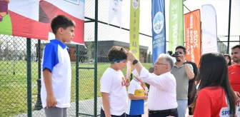 Kayseri Büyükşehir Belediye Başkanı, 23 Nisan Tenis Turnuvası'nda dereceye giren çocuklara madalya verdi