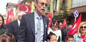 Erdal Beşikçioğlu, 23 Nisan'da çocuklarla sokaklarda marş söyledi