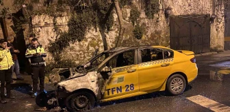 İstanbul Fatih'te bir taksi alevlere teslim oldu