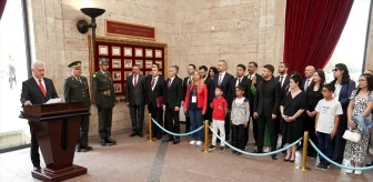 Devlet Tiyatroları Genel Müdürü Tamer Karadağlı ve Çocuklar Anıtkabir'i Ziyaret Etti