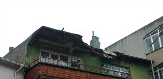Lüleburgaz'da bir binanın çatısından beton parçaları düştü