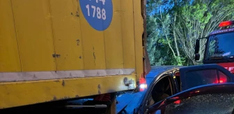 Sakarya'da otomobil PTT kamyonuna çarptı: 1 ölü, 2 yaralı