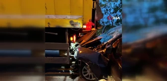 Otomobil, PTT kamyonuna ok gibi saplandı: 1 ölü, 2 yaralı