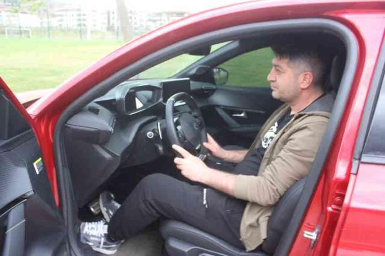 Sıfır kilometre diye aldığı otomobil hasarlı çıktı: Direklerine kadar aracımı boyamışlar Sıfır kilometre diye aldığı otomobil hasarlı çıktı: Direklerine kadar aracımı boyamışlar