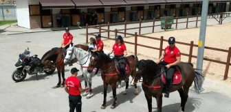 Adana'da engelli çocuklar polis araçlarına ve atlara binerek keyifli bir gün geçirdi