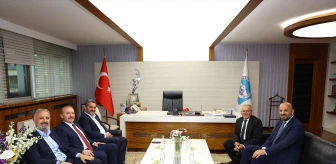 Kayseri Büyükşehir Belediye Başkanı Memduh Büyükkılıç, AK Parti Genel Merkez Yerel Yönetimler Başkan Yardımcısı Mehmet Sait Kirazoğlu'nu makamında konuk etti