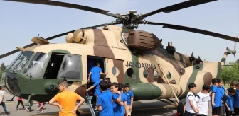 Batman'da öğrenciler İl Jandarma Komutanlığında stantları gezdi ve helikoptere bindi