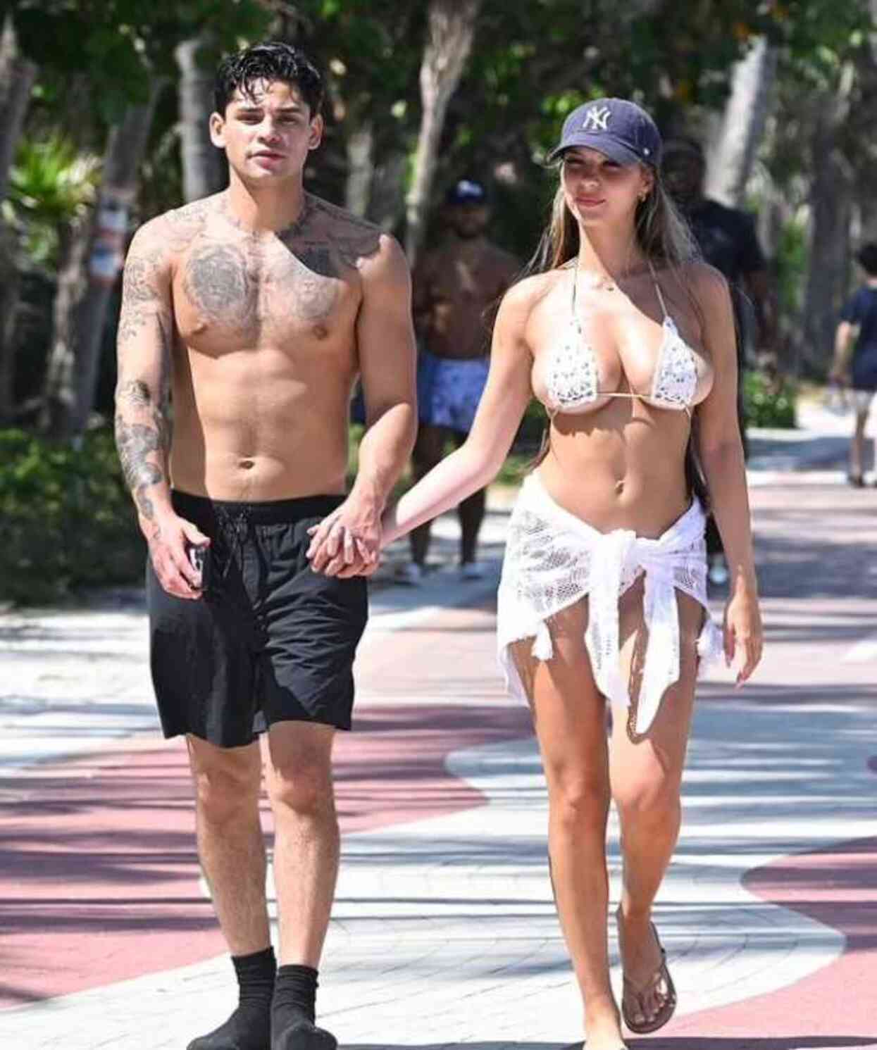 Bir hafta önce nişanlandığını duyuran Amerikalı Boksör Ryan Garcia, Miami'de bir modelle el ele görüntülendi