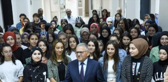 Kayseri Büyükşehir Belediyesi İhtiyaç Sahibi Öğrencilere Kırtasiye Yardımı Yaptı