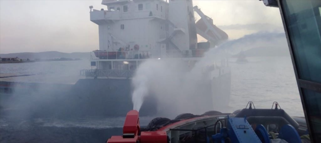 Çanakkale Boğazı'ndan geçiş yapan bir kuru yük gemisinde yangın çıktı, boğaz trafiği çift yönlü askıya alındı