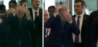 Cumhurbaşkanı Erdoğan, AYM törenine giderken saçlarını taradı