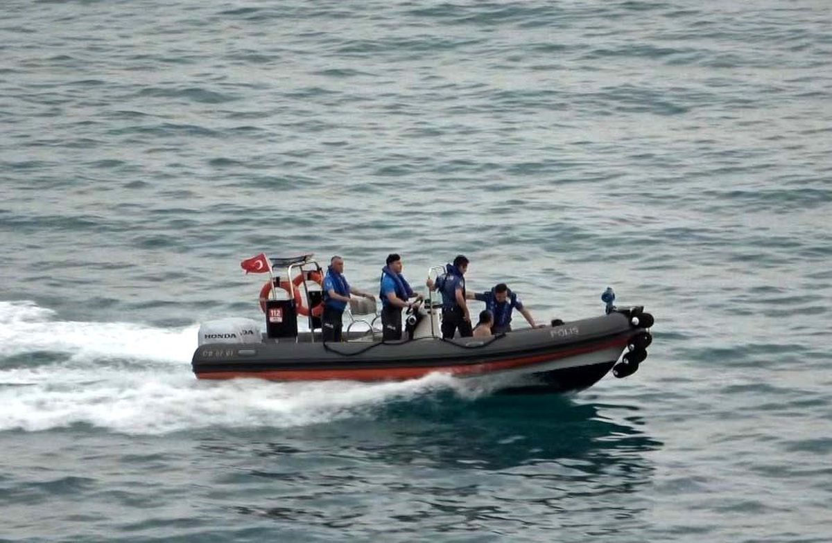 Antalya'da Falezlerde Mahsur Kalan Genç Kız Deniz Polisi Tarafından Kurtarıldı