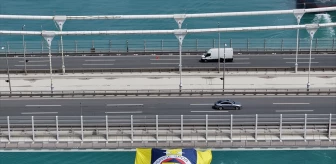 Fenerbahçe Alagöz Holding Kadın Basketbol Takımı'nın bayrağı Yavuz Sultan Selim Köprüsü'ne asıldı