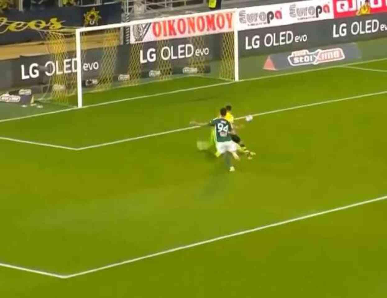 Fenerbahçe taraftarını isyan ettiren futbolcu gittiği takımda da aynı Fenerbahçe taraftarını isyan ettiren futbolcu gittiği takımda da aynı