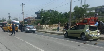 Foça'da 4 aracın karıştığı kazada 2 kişi yaralandı