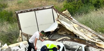 Antalya'da freni tutmayan kamyonet şarampole devrildi