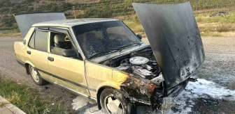 Antalya'da park halindeki otomobil yanarak kullanılmaz hale geldi