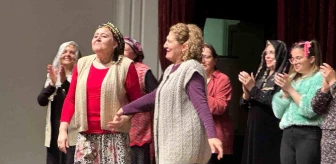 Sandıklı Gönüllü Hanımlar Derneği İstanbul'da tiyatro oyunu sergiledi