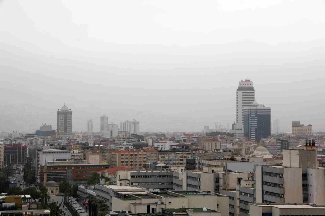İzmir'i çöl bulutu kapladı! Uzmanlardan maske uyarısı geldi