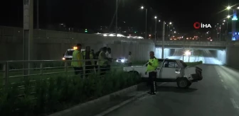 Kayseri'de otomobil tramvay yoluna girdi: 2 yaralı