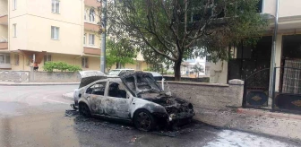Kayseri'de park halindeki otomobil yanarak küle döndü